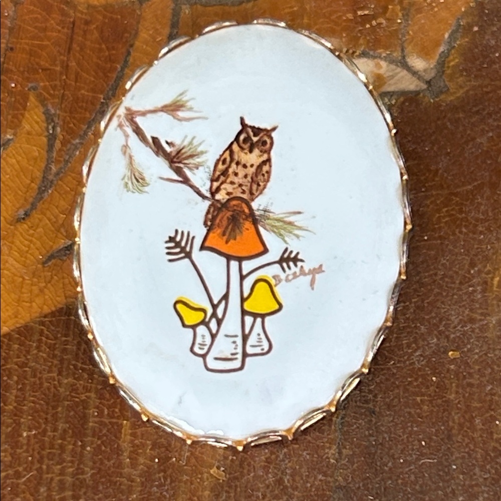 Vintage Owl and Mushroom Cameo Brooch - Picture 2 of 5